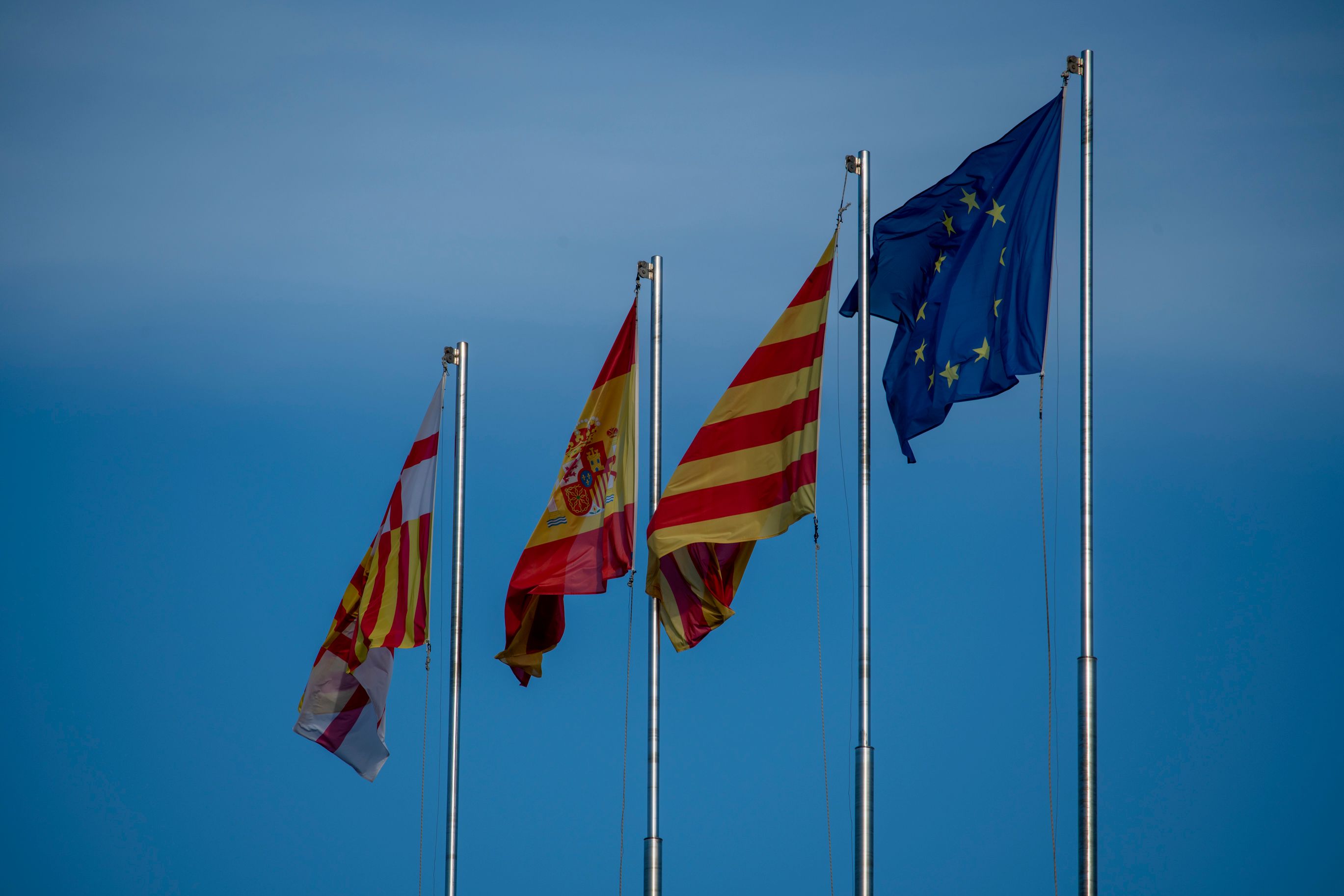 España prohíbe el soporte solo con chatbots y establece la regla de respuesta en 3 minutos