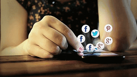 desplazándose por redes sociales - gif