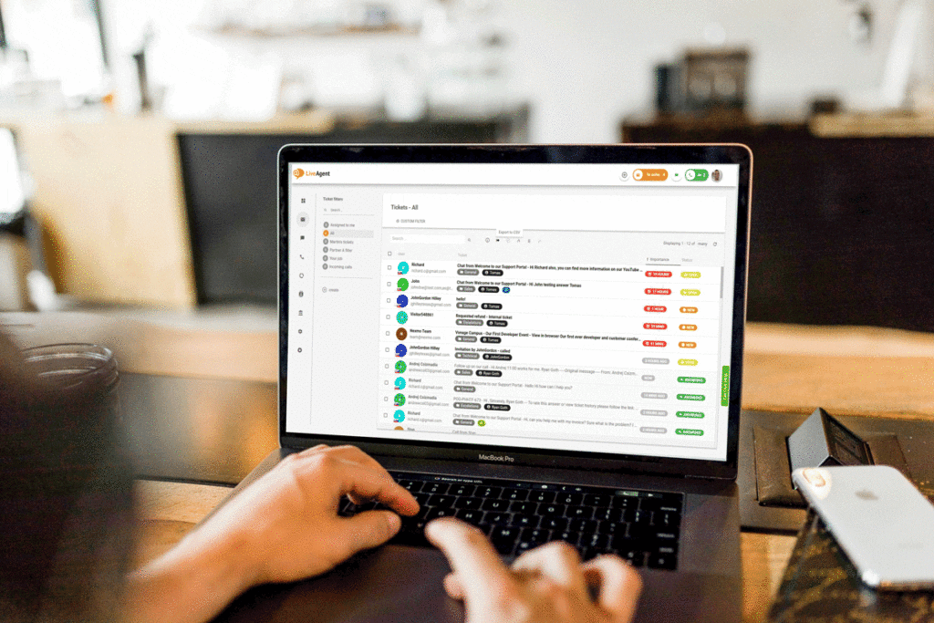 Bandeja de entrada universal de LiveAgent en pantalla de ordenador