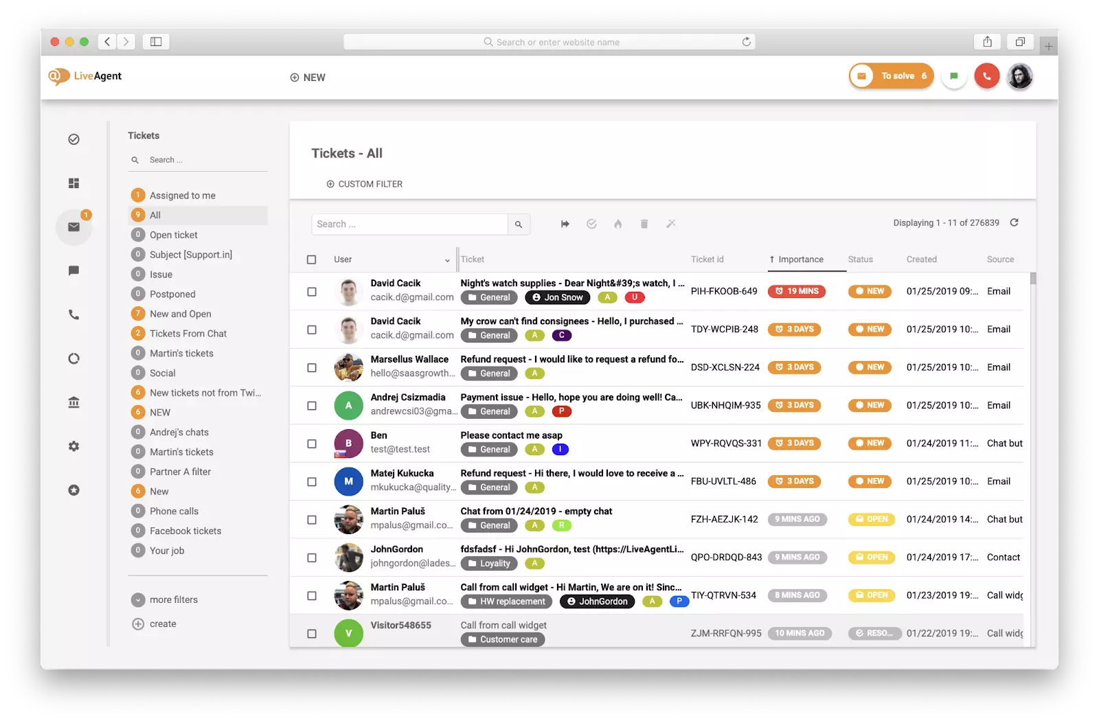 Bandeja de entrada unificada de LiveAgent mostrando todos los tickets clasificados y categorizados por canal con indicadores de prioridad y estado