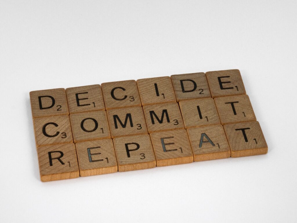 Letras de madera Decide Commit Repeat