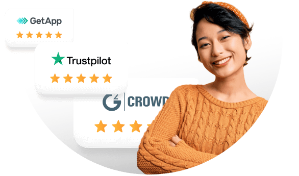 Mujer sonriente con recompensas a su lado.