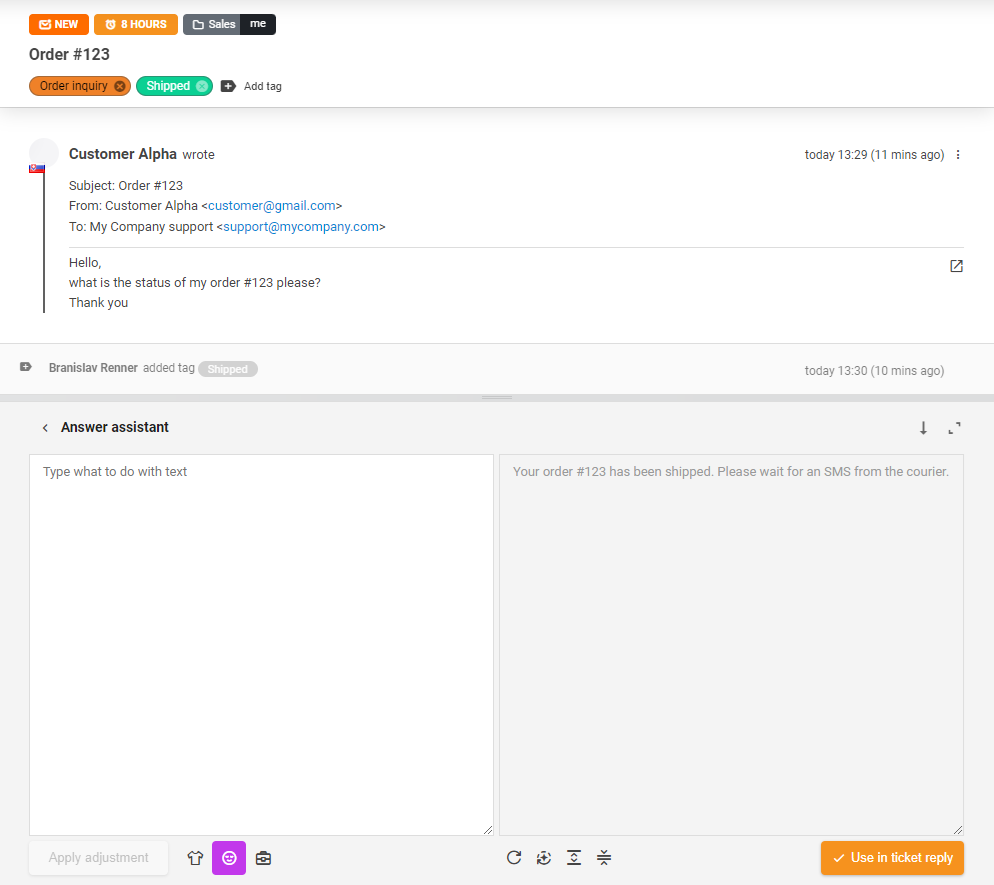 Herramienta de Asistente de Respuesta de IA en uso para una respuesta de ticket.
