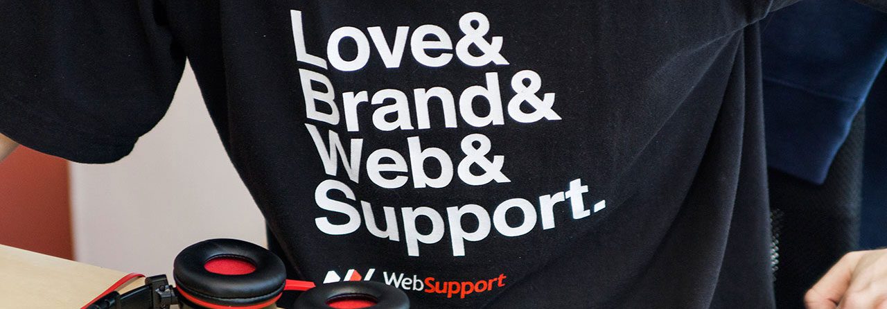Lema de WebSupport en una camiseta