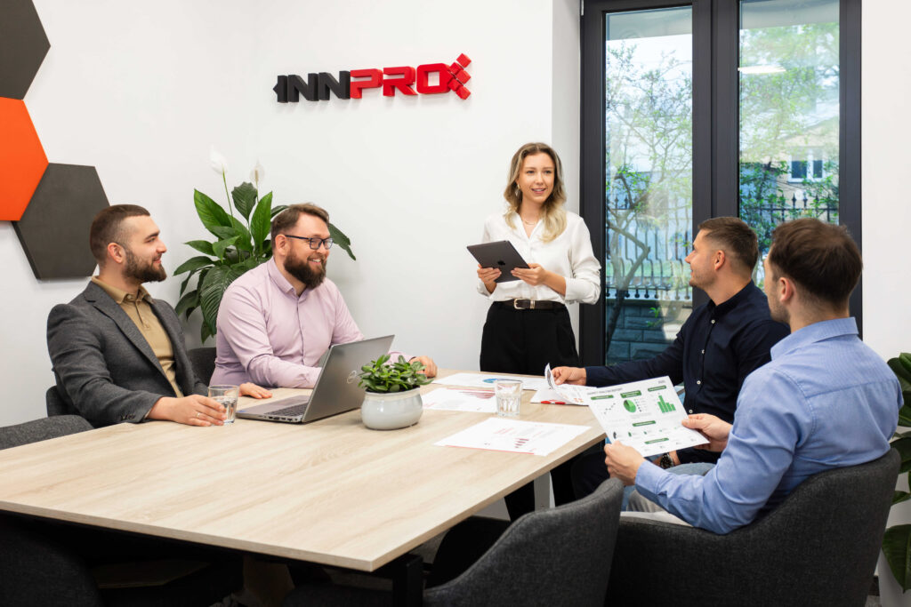 Equipo de INNPRO en la oficina