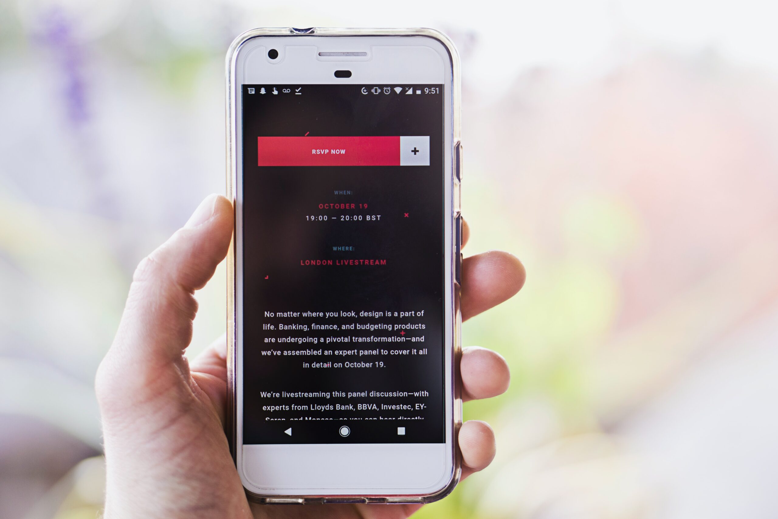 Asistentes del evento estableciendo contactos